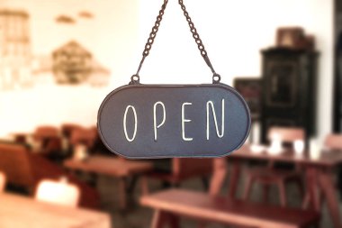 Kafe ya da restoranın girişinde 