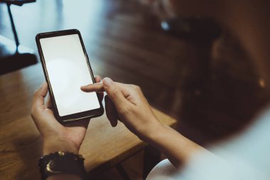 Kadın, iş, sosyal ağ, kafe iş alanında iletişim kurmak için akıllı telefonu kullanıyor.