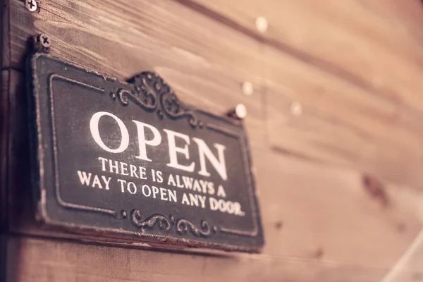 Een Zakelijk Bord Waarop Staat Open Cafe Restaurant Hangen Aan — Stockfoto