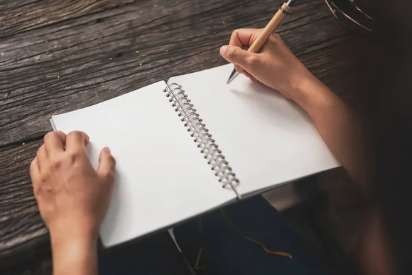 Femme Écriture Main Dans Petit Carnet Notes Blanc Pour Prendre — Photo