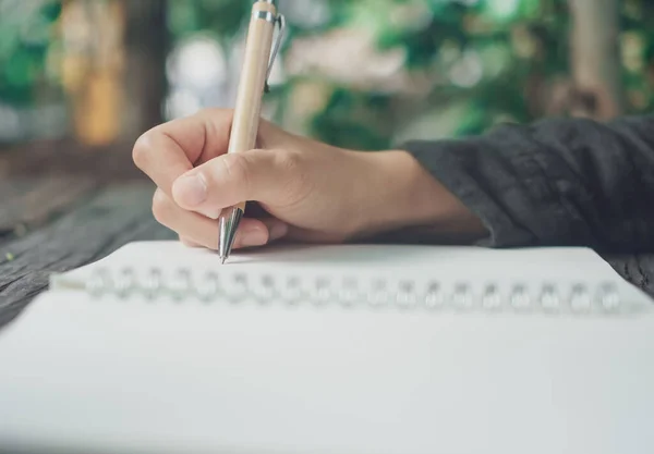 Mujer Mano Escribiendo Pequeño Cuaderno Blanco Para Tomar Una Nota — Foto de Stock