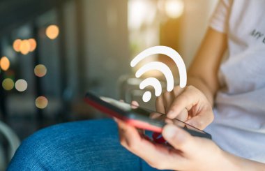 Wifi resim simgesi ve şehrin üst görüntüsü arka planına sahip akıllı telefonun bağlantı ekranı. Finansal iş teknolojisi. Özgürlük hayali. İnternet özgürlüğü yaşam konsepti..