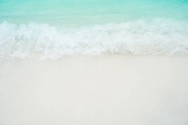 Ovanifrån Sand Och Vatten Ren Strand Och Vit Sand Sommaren — Stockfoto