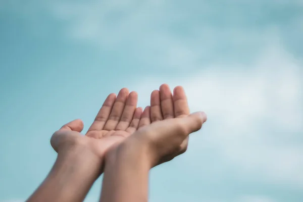 Mulher Mãos Lugar Juntos Como Orando Frente Natureza Bokeh Verde — Fotografia de Stock