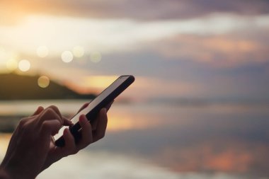 İş yapmak için akıllı telefonu kullanan kadın, sosyal ağ, açık havada iletişim..