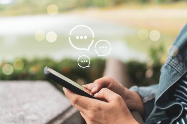 Kadınlar akıllı telefon daktilosu kullanıyor, sohbet kutusunda sohbet ediyorlar ve sosyal medya uygulamaları ortaya çıkıyor. Teknoloji arkaplan kavramı oluşturmak.