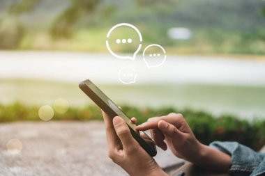 Kadınlar akıllı telefon daktilosu kullanıyor, sohbet kutusunda sohbet ediyorlar ve sosyal medya uygulamaları ortaya çıkıyor. Teknoloji arkaplan kavramı oluşturmak.