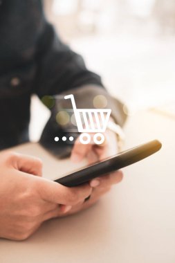 Kadın el insanlar simgeler sohbet kutusu, sepeti, dolar ile online alışveriş açılır için smartphone yapmak online satış kullanarak. Sosyal medya pazarlama kavramı.