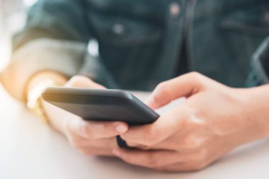 İş, sosyal ağ, kafe iş alanında iletişim kurmak için akıllı telefon kullanan kadın..