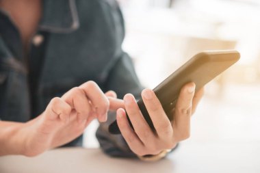 İş, sosyal ağ, kafe iş alanında iletişim kurmak için akıllı telefon kullanan kadın..