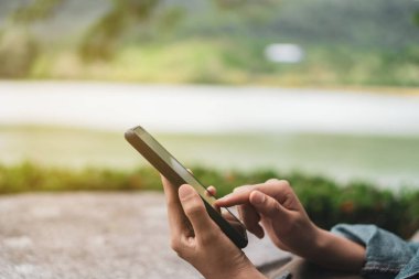 İş, sosyal ağ, kafe iş alanında iletişim kurmak için akıllı telefon kullanan kadın..