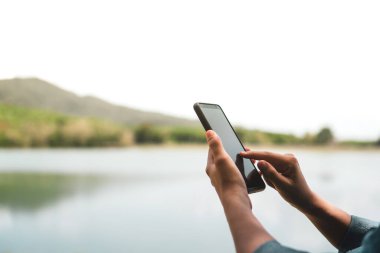 İş, sosyal ağ, kafe iş alanında iletişim kurmak için akıllı telefon kullanan kadın..