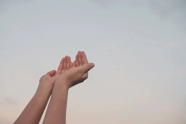 Женщина Руки Положить Вместе Молиться Перед Природой Размыть Пляж Закат — стоковое фото