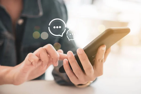 Kadınlar akıllı telefon daktilosu kullanıyor, sohbet kutusunda sohbet ediyorlar ve sosyal medya uygulamaları ortaya çıkıyor. Teknoloji arkaplan kavramı oluşturmak.