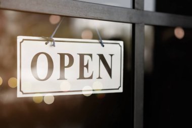 Kafe ya da restoranın girişinde 