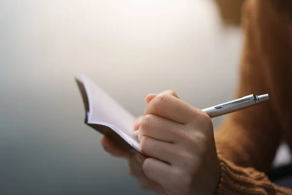 Espace Copie Femme Écriture Main Dans Cahier Blanc Avec Fond — Photo