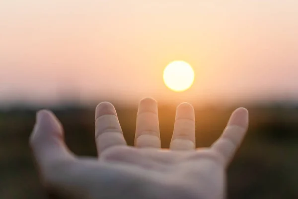 Vrouw Handen Plaats Samen Als Bidden Voorkant Van Natuur Wazig — Stockfoto