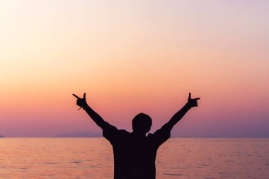 Gün batımı gökyüzü ve yaz plaj sezonu arka plan ile gökyüzü Özgürlük kavramı kadar siluet kadın yükselişi eller.