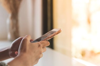 Kadın, iş, sosyal ağ, kafe iş alanında iletişim kurmak için akıllı telefonu kullanıyor.