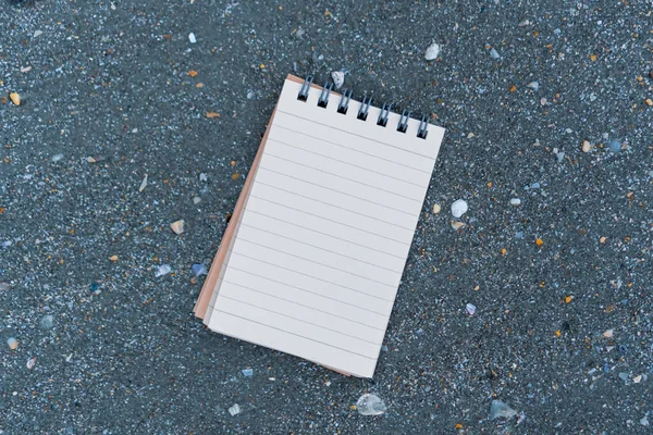 Piccolo Notebook Bianco Sulla Sabbia Bella Spiaggia Sfondo Texture Mare — Foto Stock