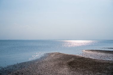 Tropikal doğa temiz plaj ve yazın beyaz kum açık mavi gökyüzü ve soyut arkaplan.