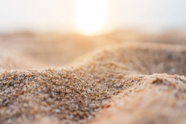 Üzerinde doğal çizgi dalgası olan ince kumdan kahverengi kum dokusu..