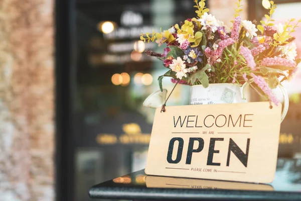 Kafe ya da restoranın girişinde 