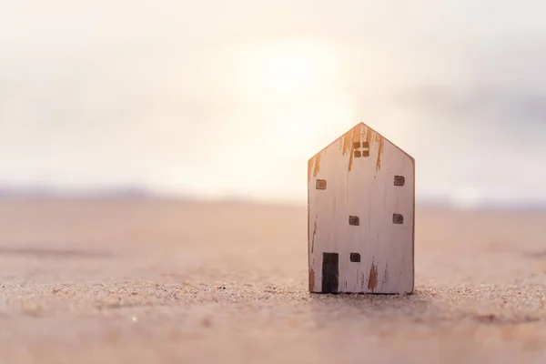 Modelo Una Casita Sobre Arena Con Fondo Playa Natural Concepto — Foto de Stock