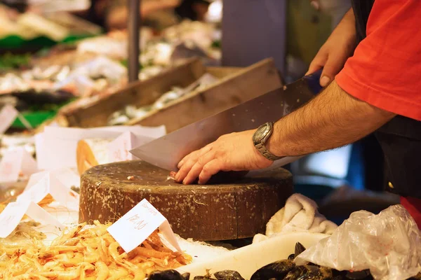 Couper les fruits de mer sur le marché Image En Vente