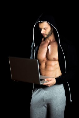 laptop çalışan adam