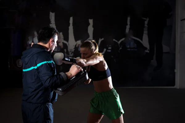 Kickboxing treinamento feminino — Fotografia de Stock