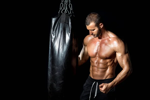 Abraço de saco de boxe — Fotografia de Stock