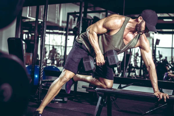 Einarmige Hantelreihen im Fitnessstudio — Stockfoto