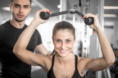 Müvekkilinin içinde jimnastik salonu ile kişisel fitness eğitmeni.