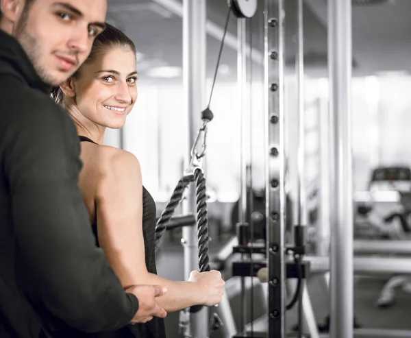 Treinador de fitness pessoal com seu cliente no ginásio . — Fotografia de Stock