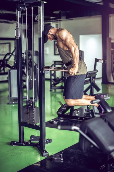 Dips in fitnesscentrum. — Stockfoto