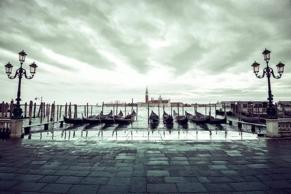 Gondole Venice parking w zimowe dni — Zdjęcie stockowe