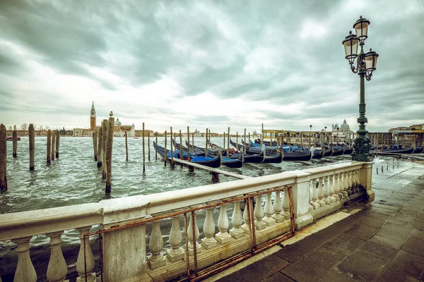 Venice gondolas parking during winter days — Stock Photo, Image