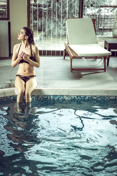 A fedett medencében a vonzó lány — Stock Fotó