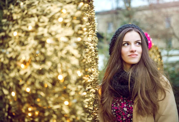 Brunette og julelys - Stock-foto