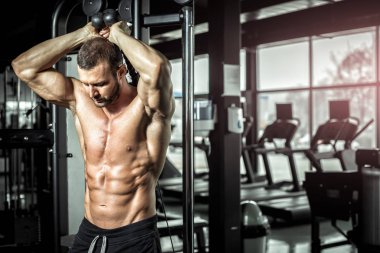 İşin genel gider triceps ip uzantısı egzersiz