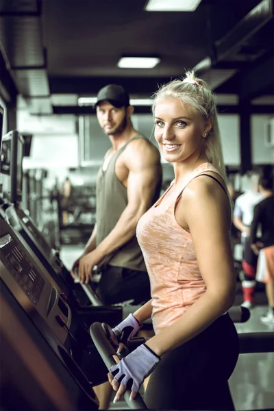 Couple doing treadmill run — Stock Photo, Image