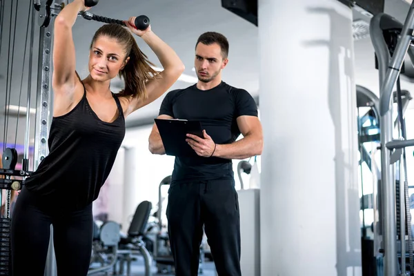 Personal fitness trainer with his client in gym. — Stock Photo, Image