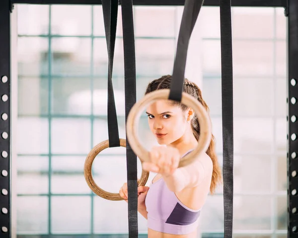 Kroužky ve fitness centru a krása ženy — Stock fotografie