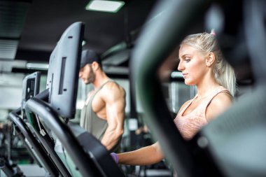 Çift koşu bandı çalıştırmak yapıyor