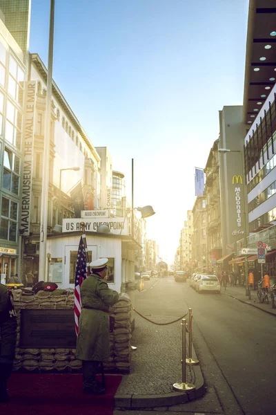 Checkpoint Charlie am ehemaligen Grenzübergang — Stockfoto