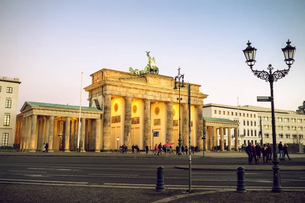 Brandenburger tor im winterabend — Stockfoto