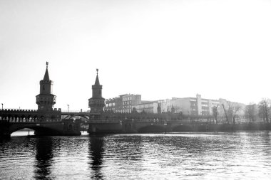 Berlin 'deki Oberbaum Köprüsü