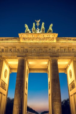 Brandenburg Kapısı kış akşam sırasında