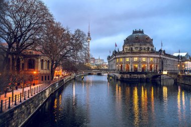 Berlin Museum Island gece karanlığında görüntülemek.